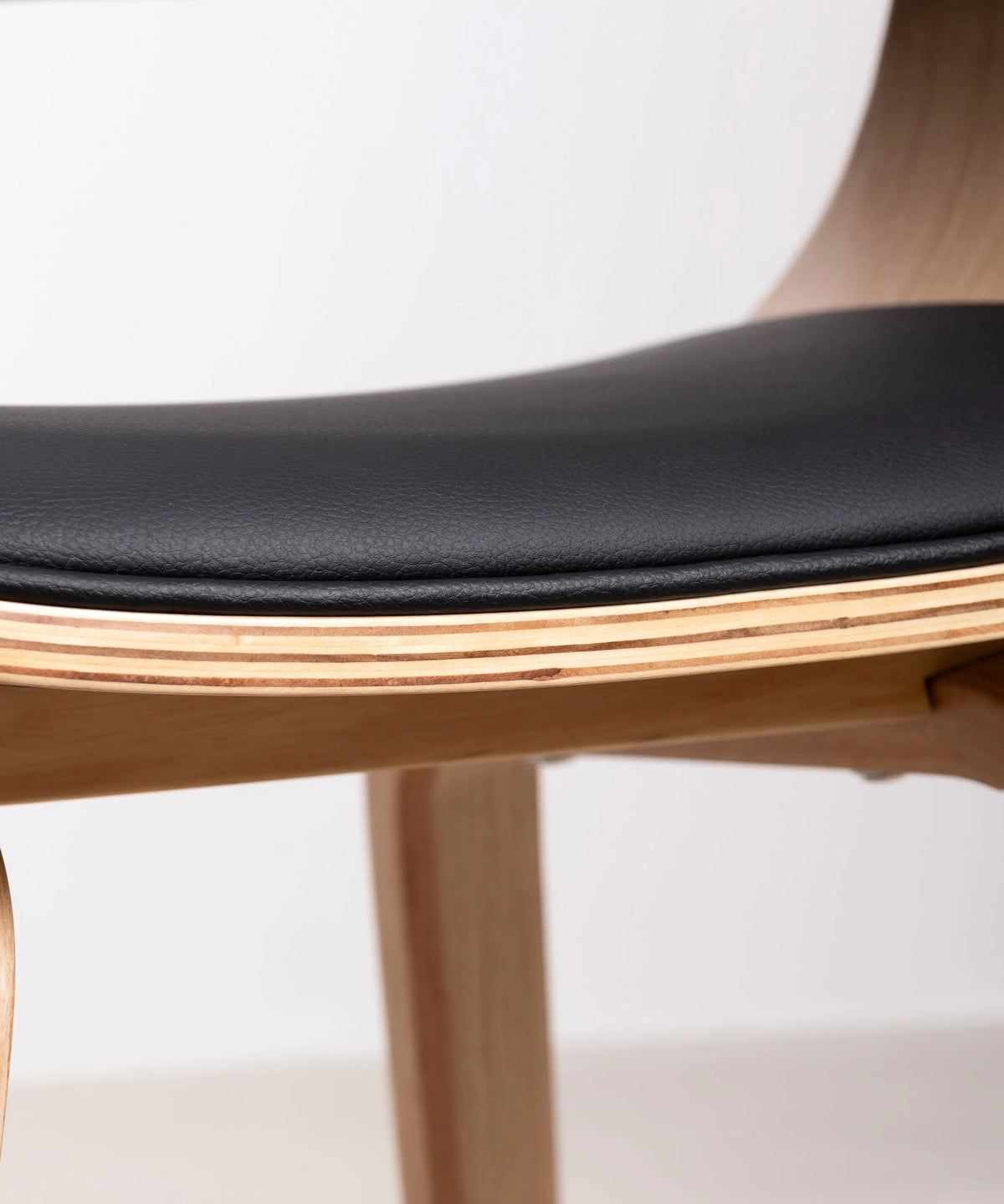 Chaise de salle à manger en bois et similicuir Beckett
