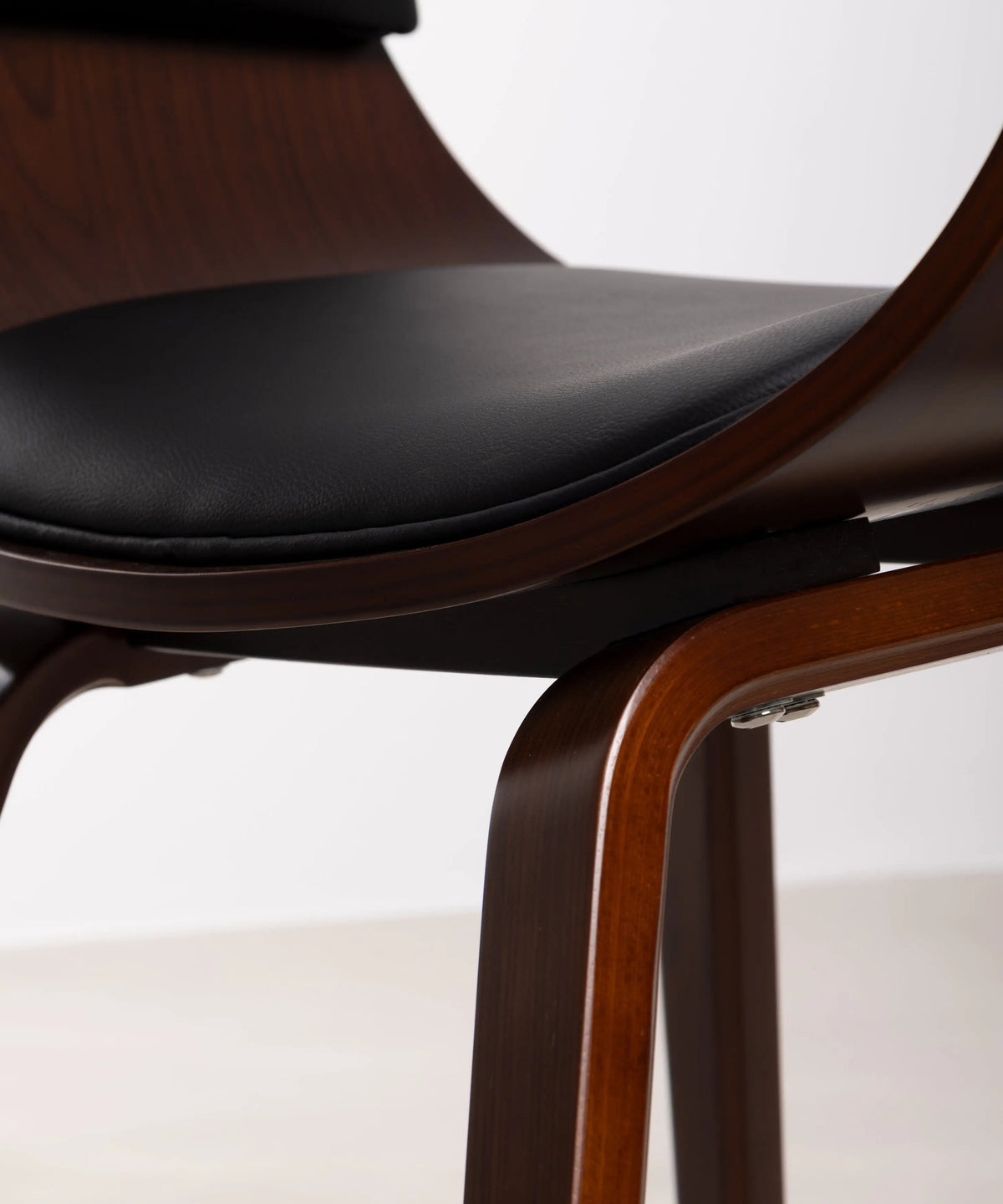 Chaise de salle à manger en bois et similicuir Beckett
