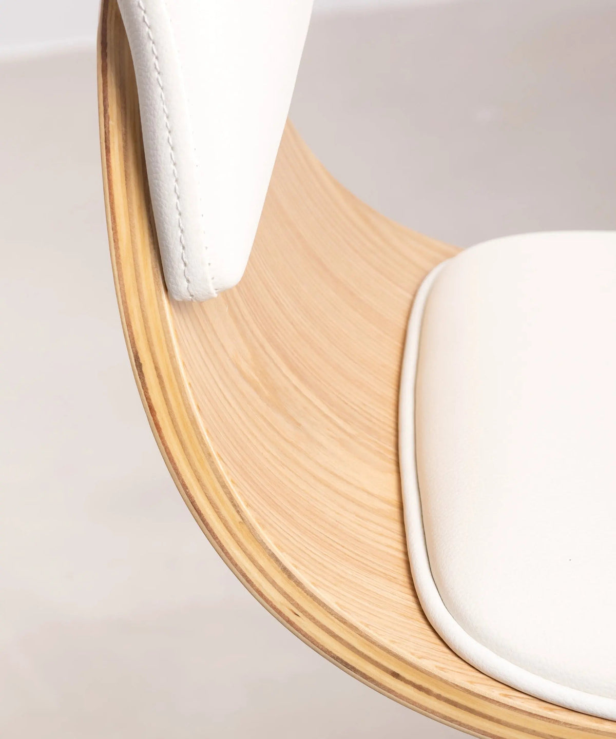 Chaise de salle à manger en bois et similicuir Beckett
