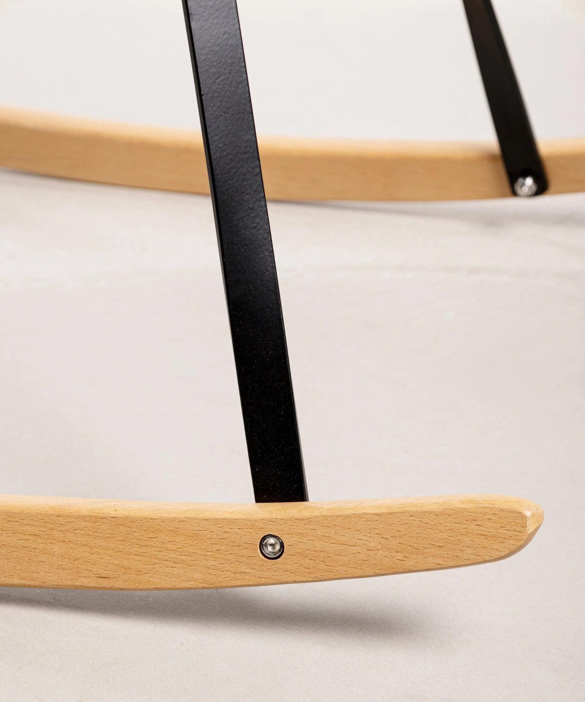 Fauteuil à bascule en polypropylène et bois Elon Arms - Balançoire