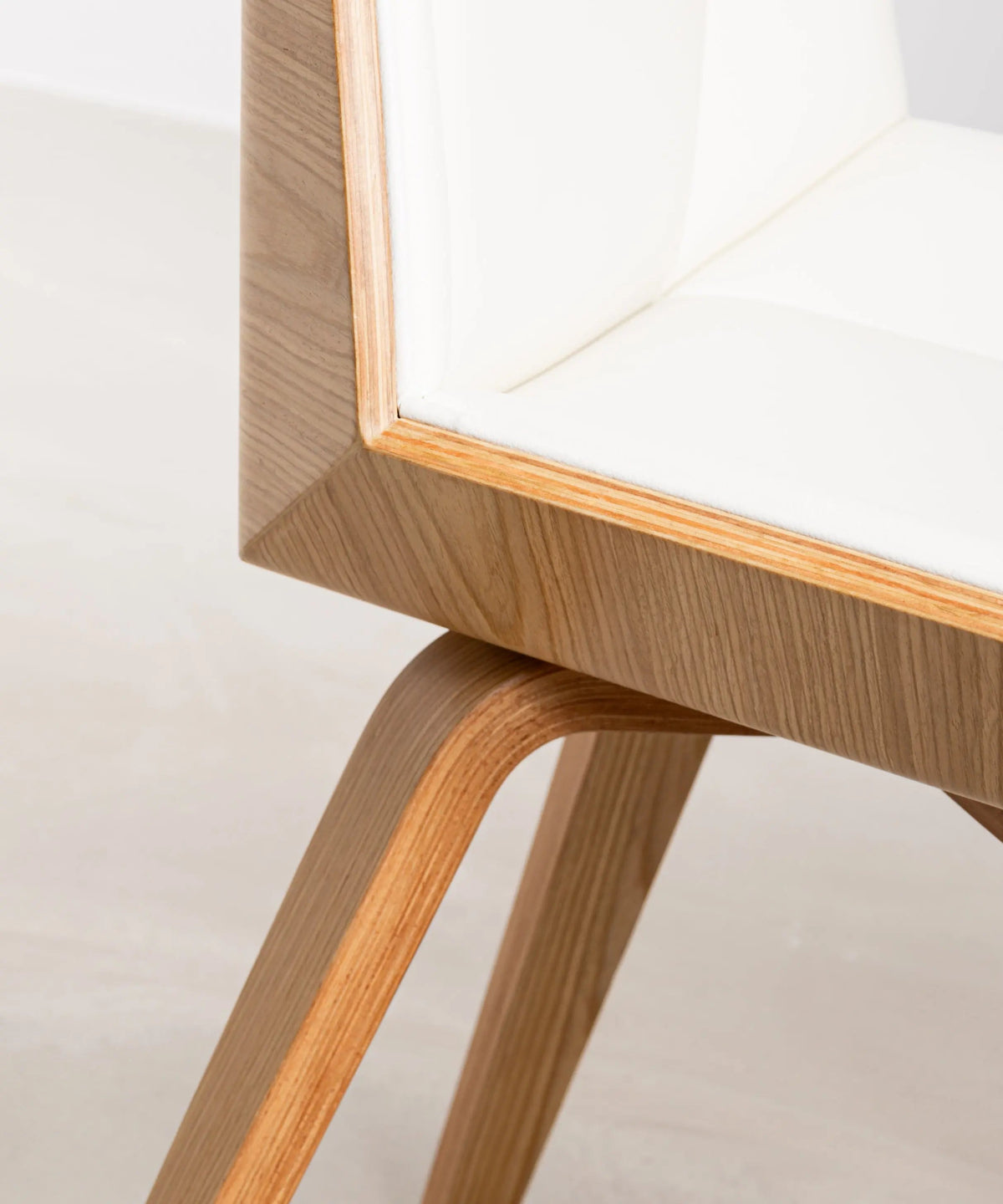 Chaise de salle à manger en bois et similicuir Lyssa