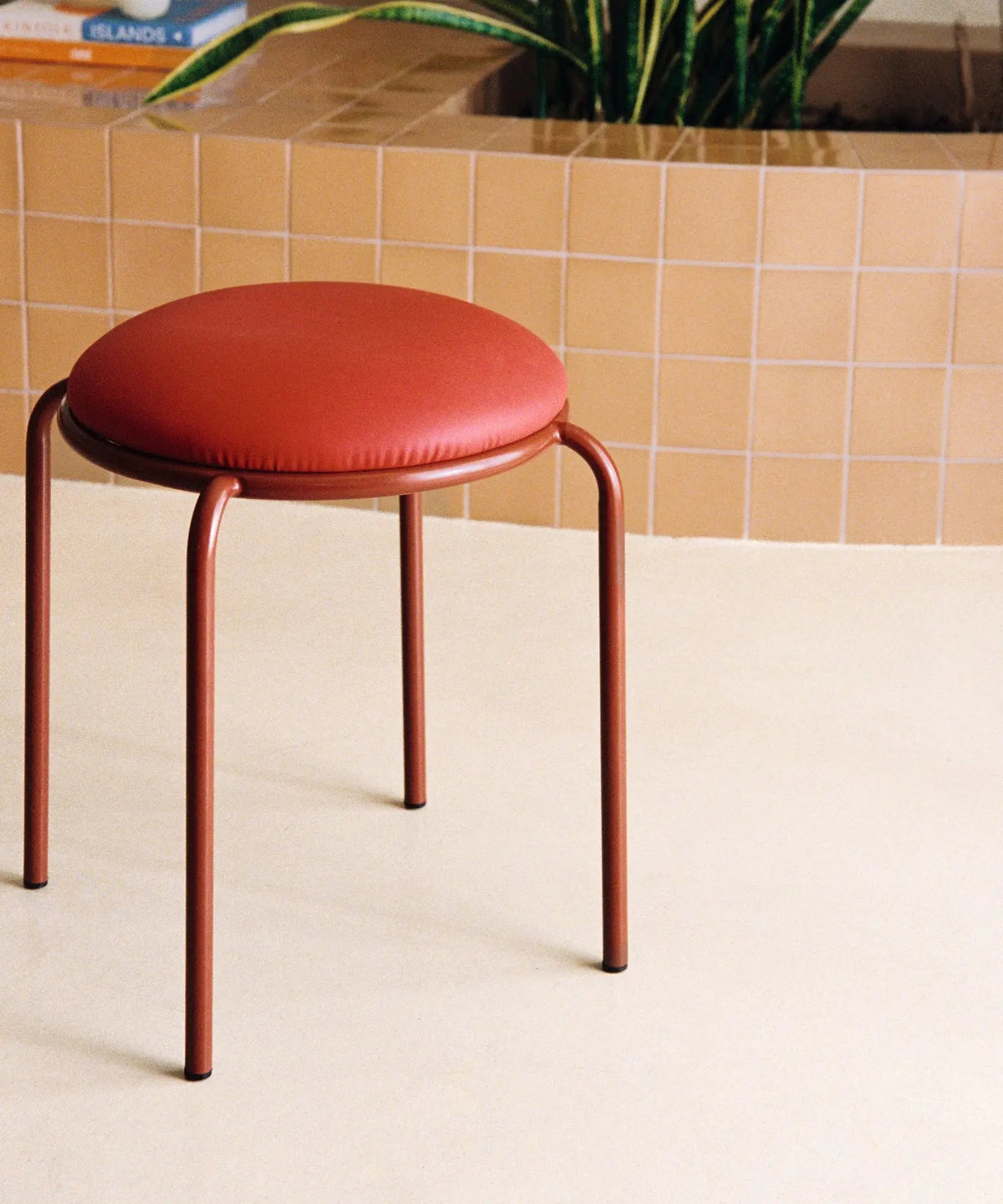 Tabouret Bas en Métal et Simili Cuir Flek