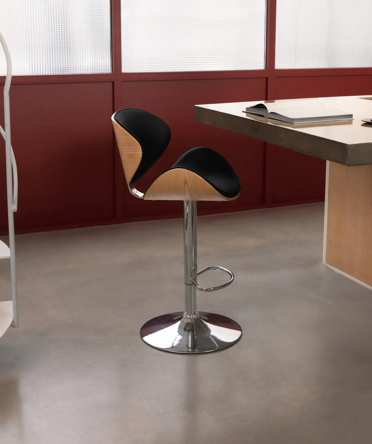 Tabouret réglable en bois et similicuir Shelley