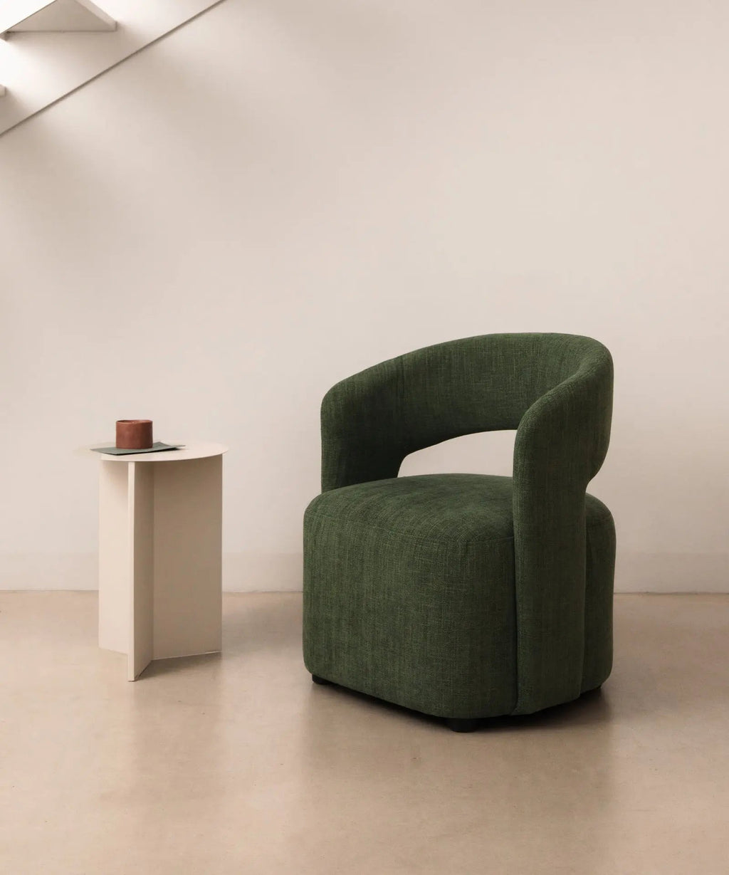 Fauteuil tapissé en tissu doux avec accoudoirs Naya