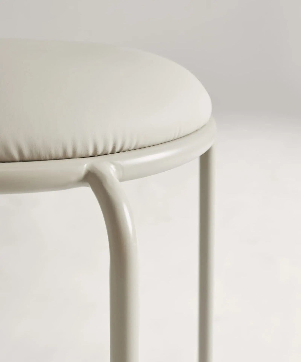 Tabouret Bas en Métal et Simili Cuir Flek