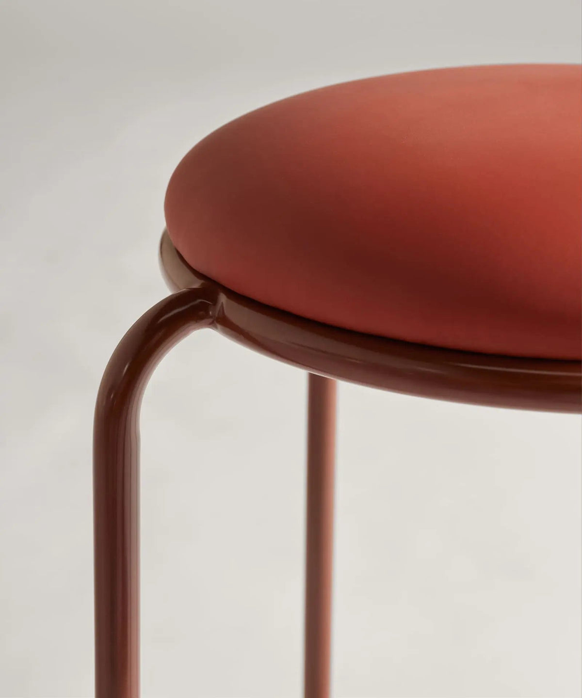 Tabouret Bas en Métal et Simili Cuir Flek