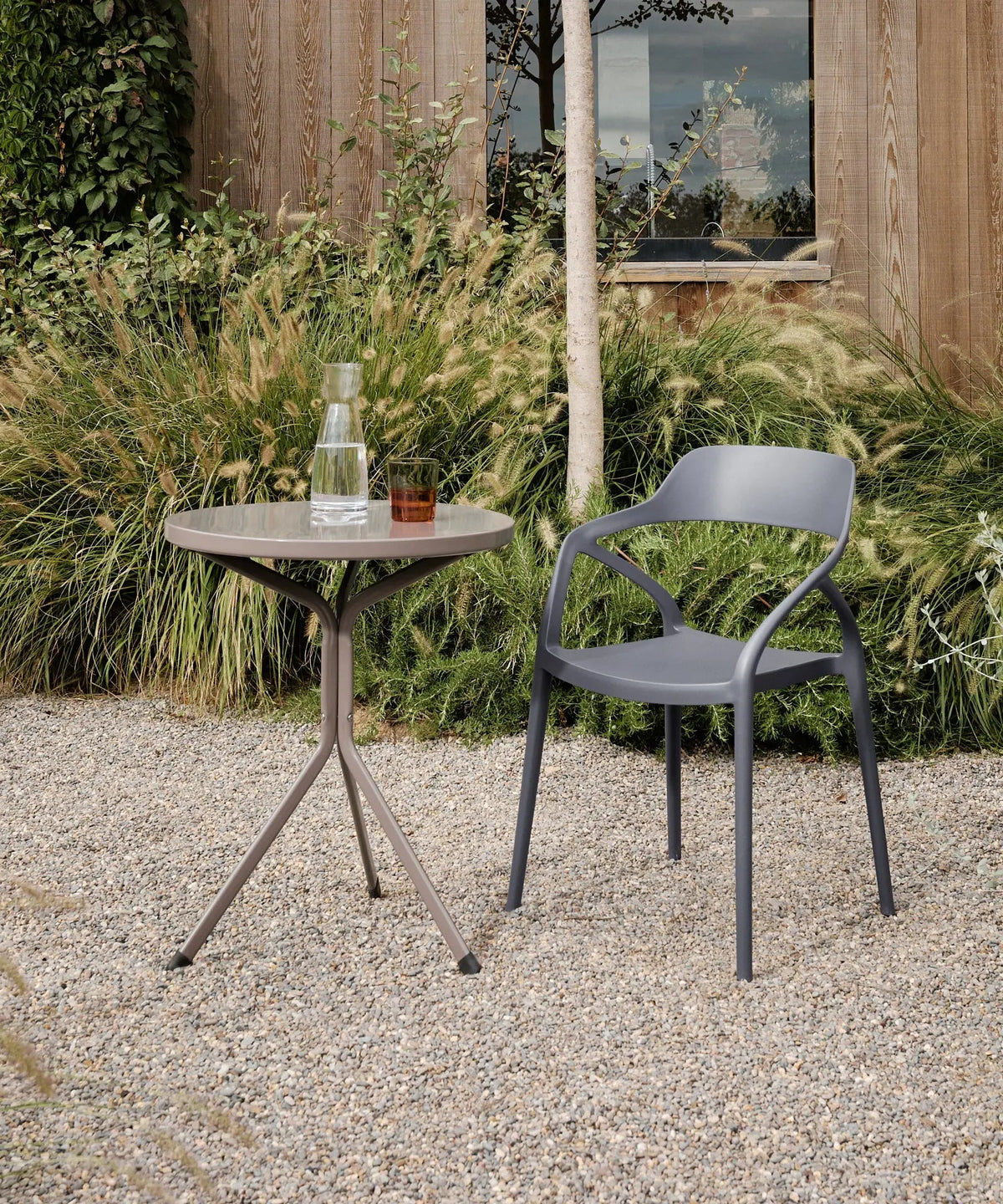 Chaise empilable Grace en polypropylène - Édition Limitée