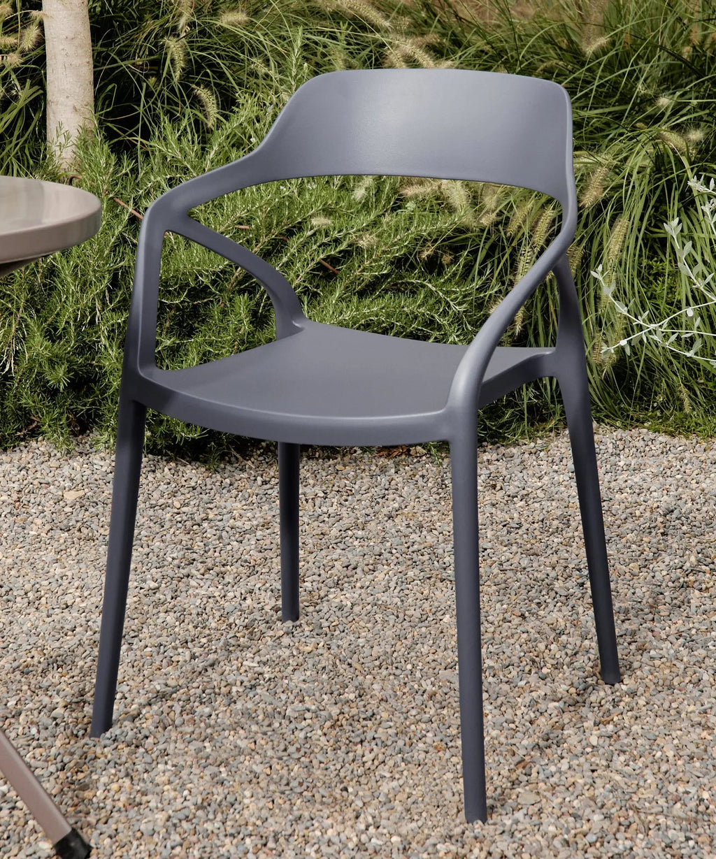 Chaise empilable Grace en polypropylène - Édition Limitée