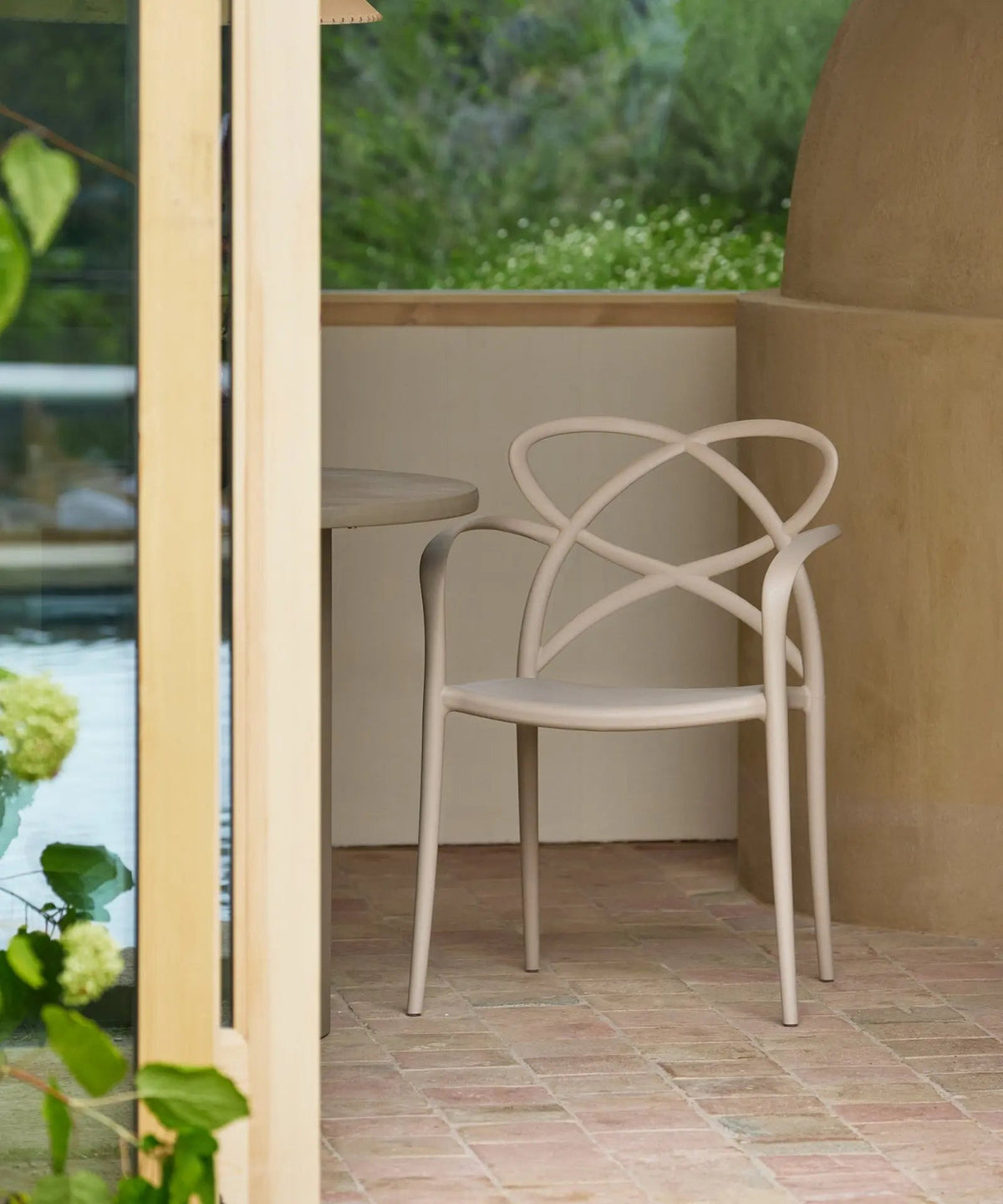 Chaise en polypropylène avec accoudoirs Maestro Arms