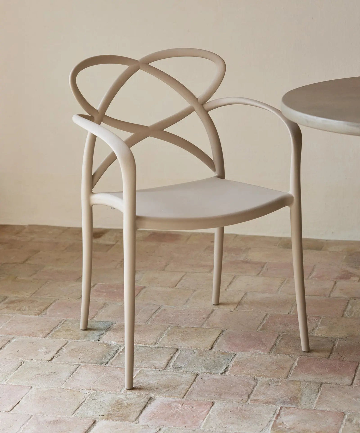Chaise en polypropylène avec accoudoirs Maestro Arms