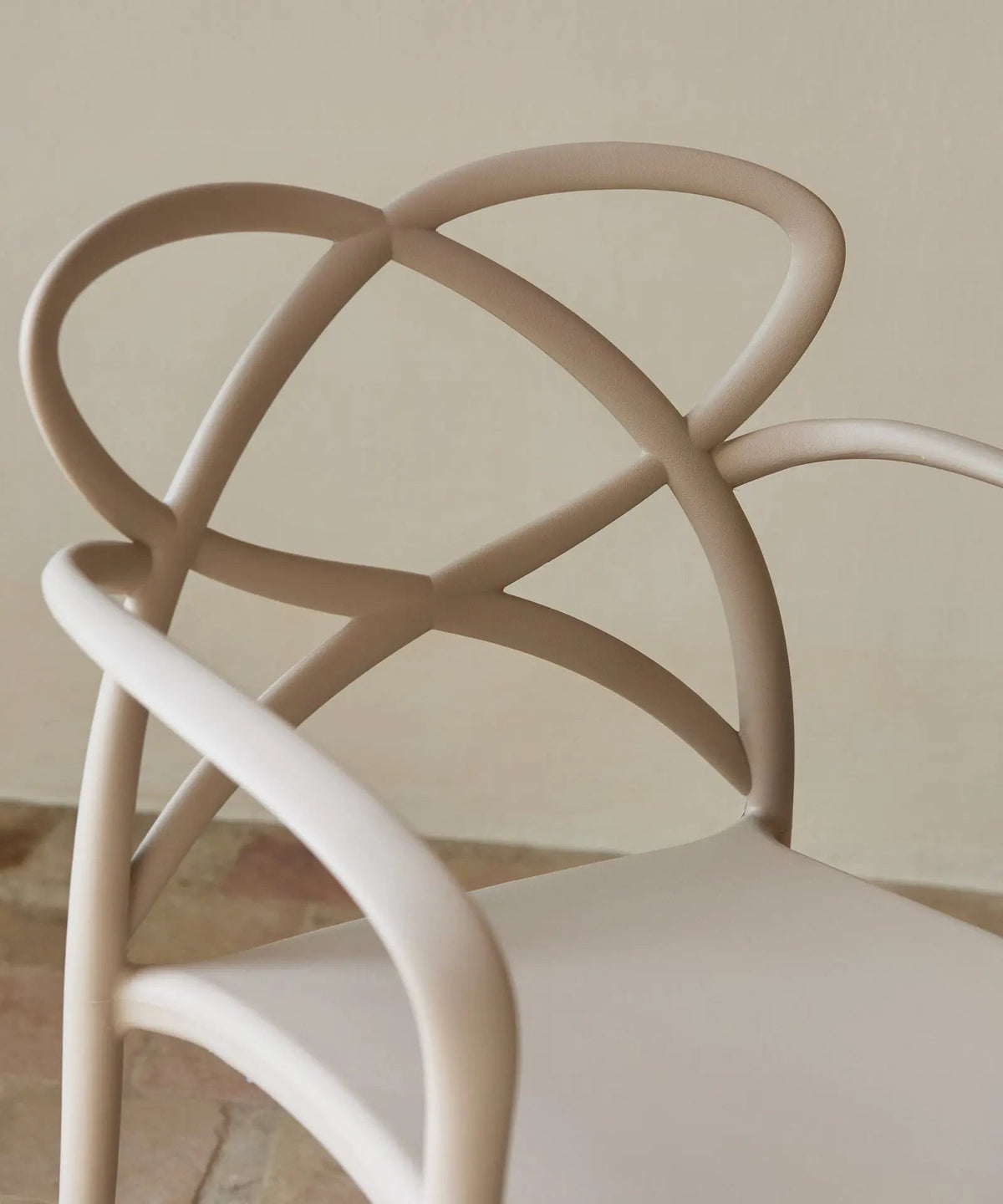 Chaise en polypropylène avec accoudoirs Maestro Arms
