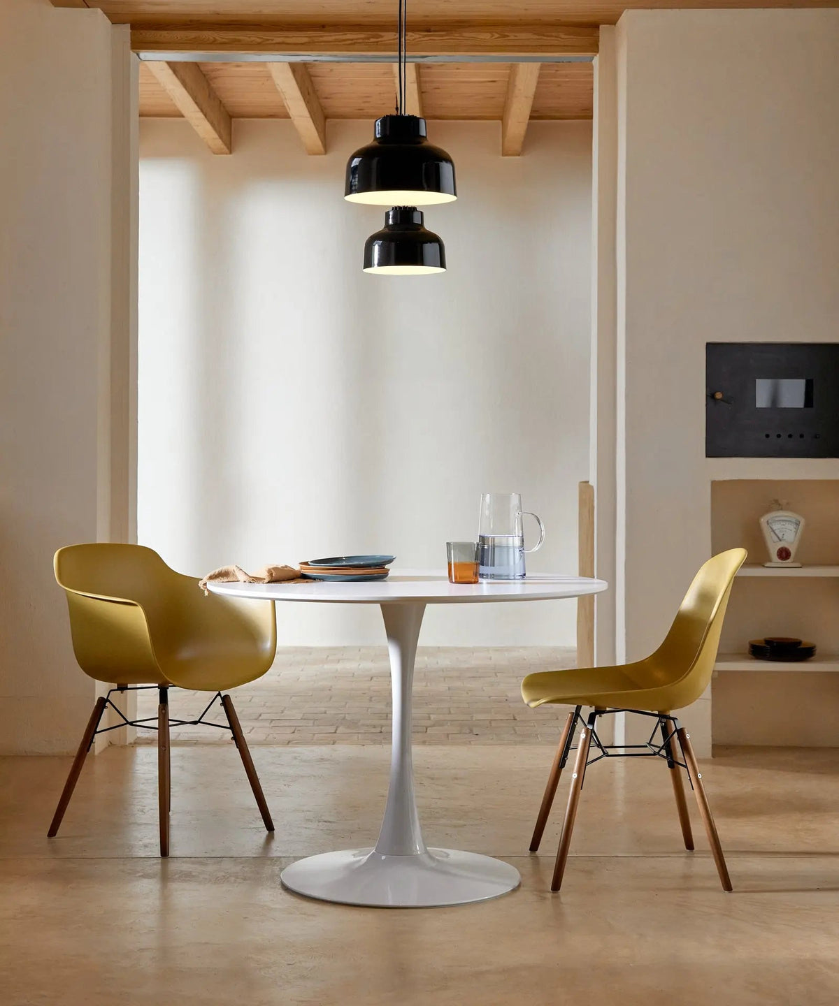 Table ronde en métal et fibre de verre Tulia (100 cm)