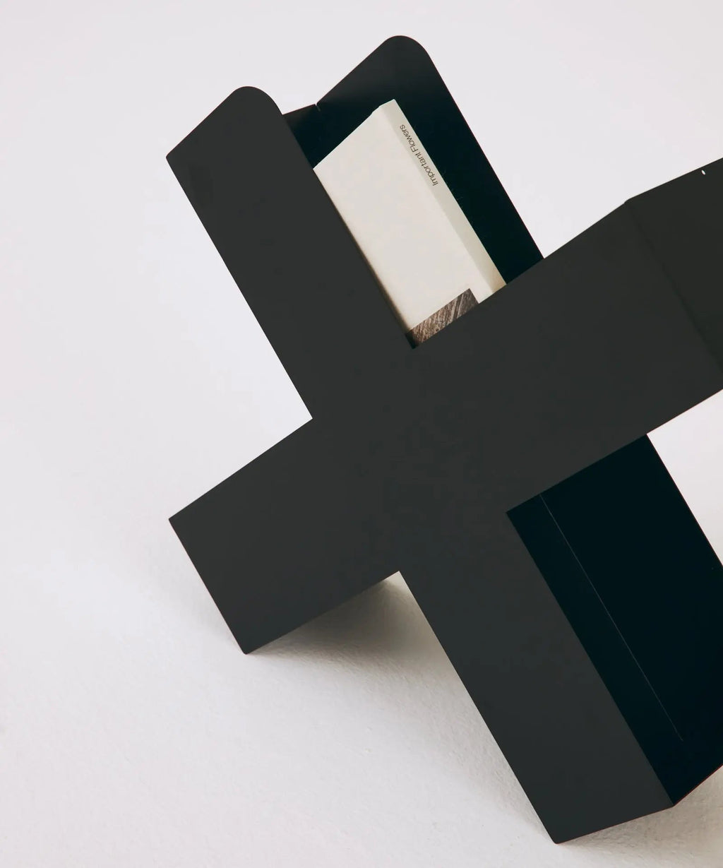 Porte-revues en métal en forme de croix