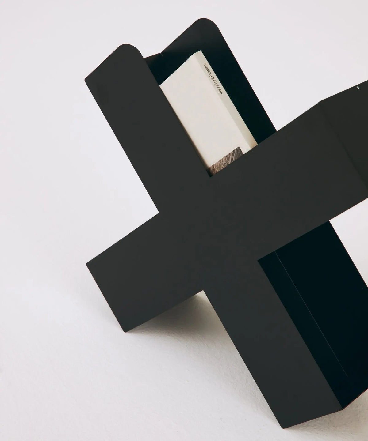 Porte-revues en métal en forme de croix