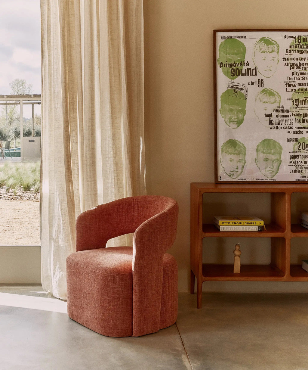 Fauteuil tapissé en tissu doux avec accoudoirs Naya