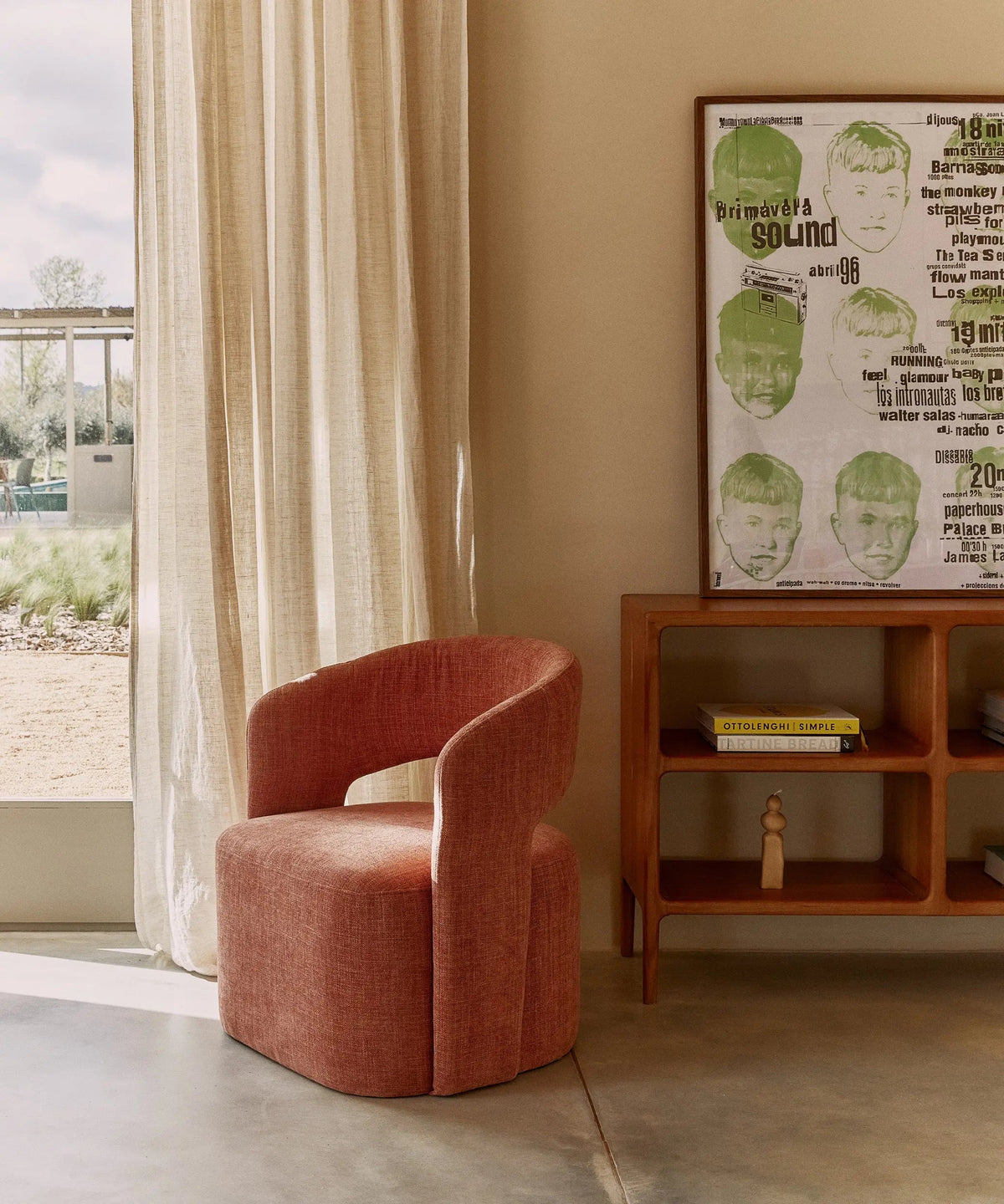 Fauteuil tapissé en tissu doux avec accoudoirs Naya