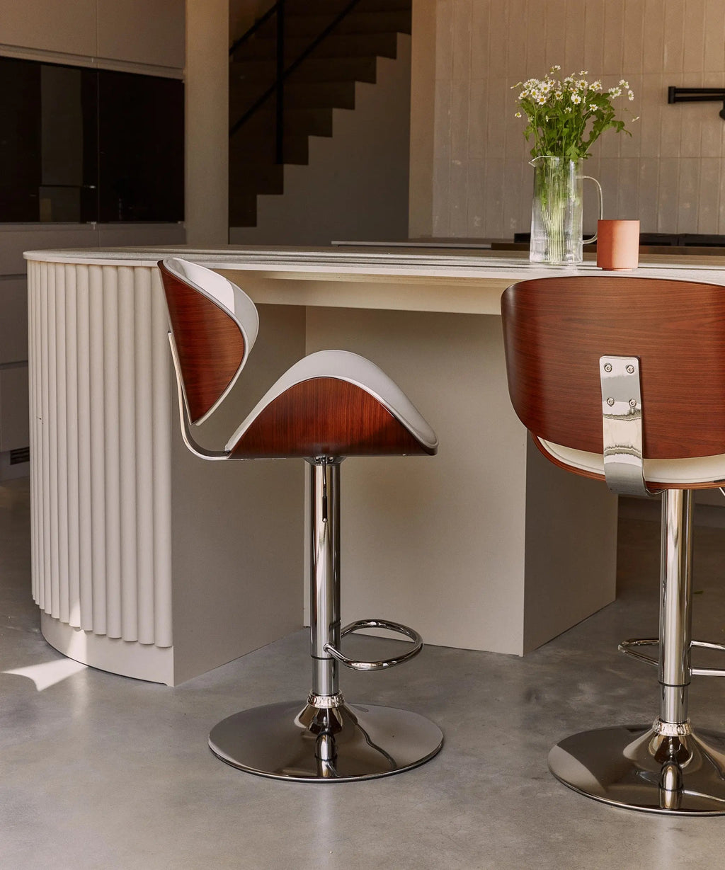 Tabouret réglable en bois et similicuir Shelley