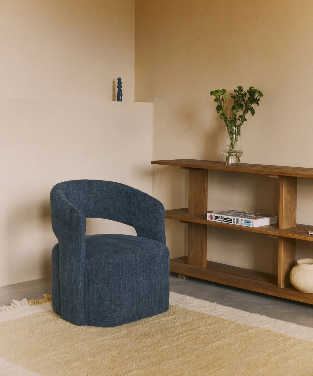 Fauteuil tapissé en tissu doux avec accoudoirs Naya