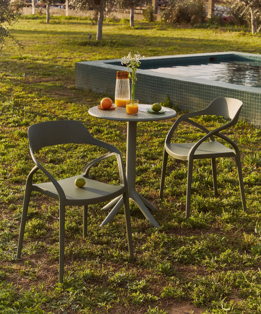 Chaise empilable Grace en polypropylène - Édition Limitée