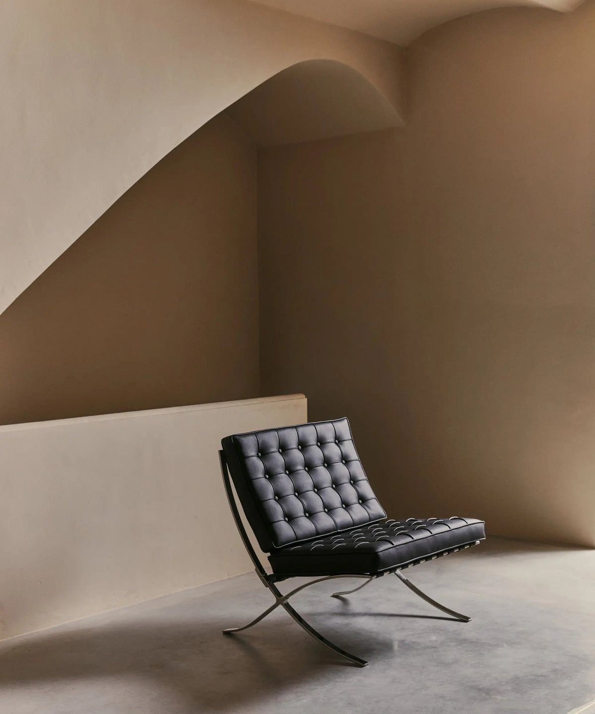 Chaise revêtue de cuir italien et acier Seline