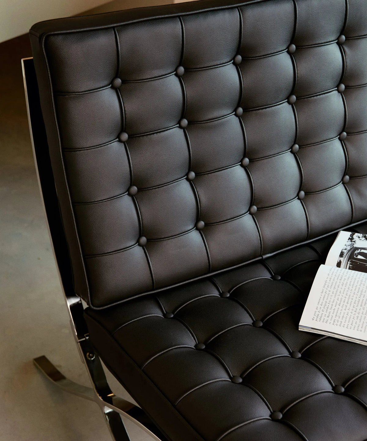 Chaise revêtue de cuir italien et acier Seline