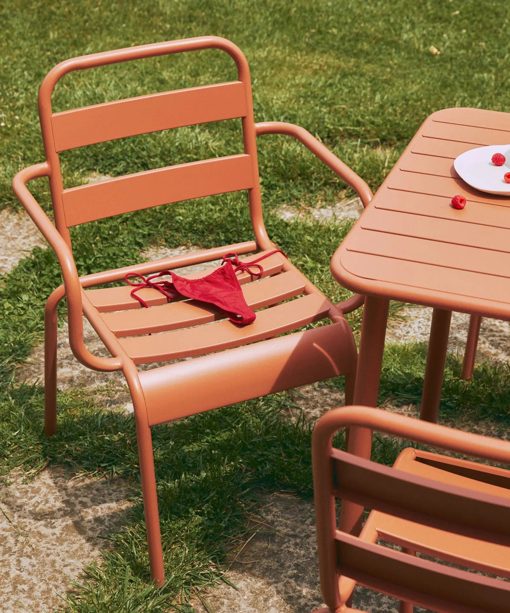 Chaise en métal d’extérieur avec accoudoirs Bora