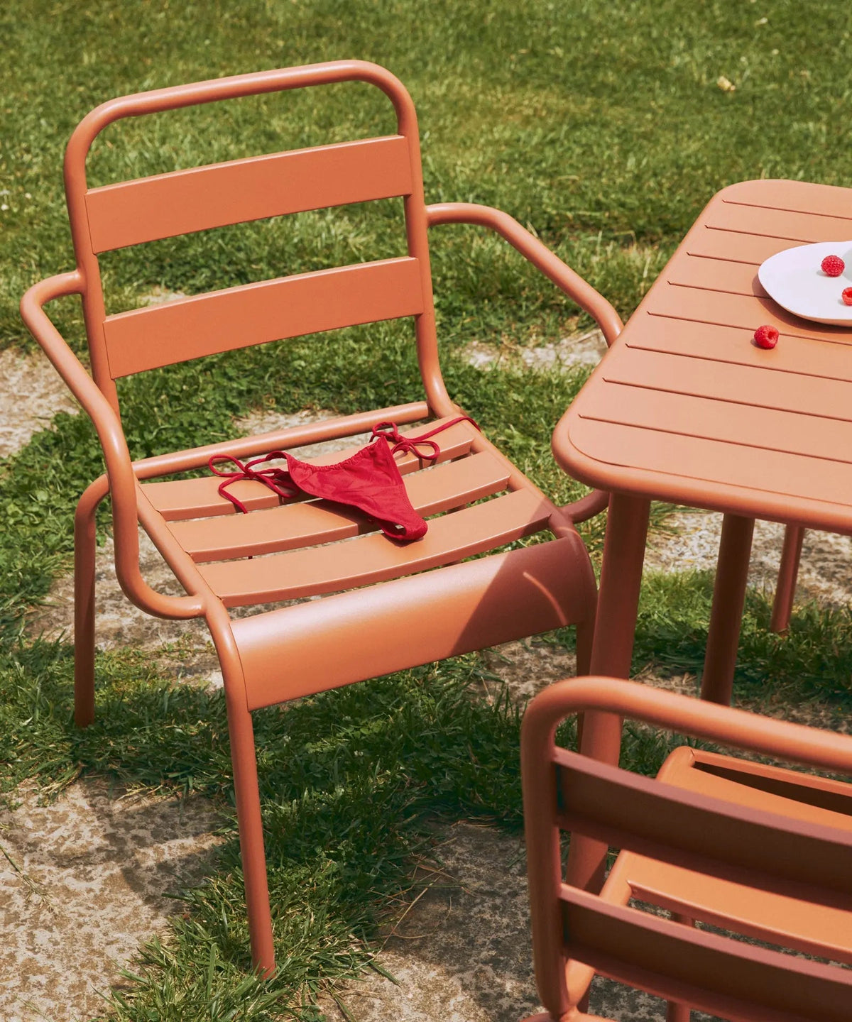 Chaise en métal d’extérieur avec accoudoirs Bora