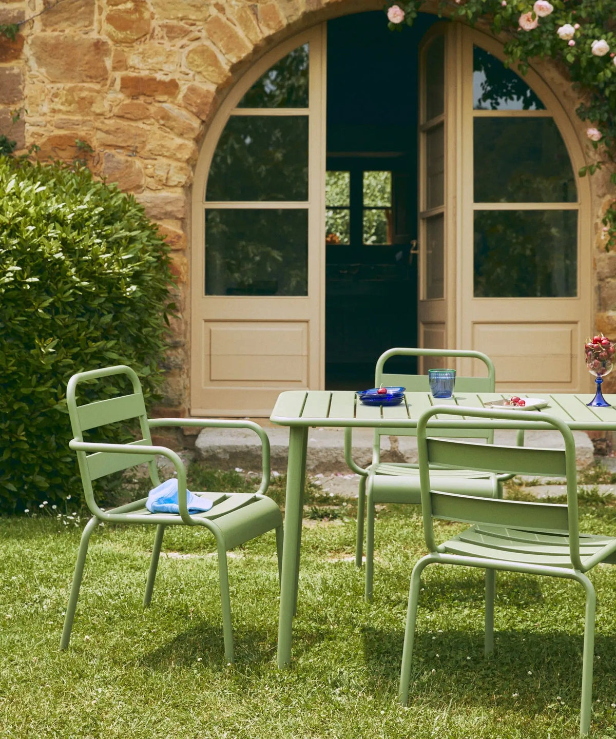 Chaise en métal d’extérieur avec accoudoirs Bora