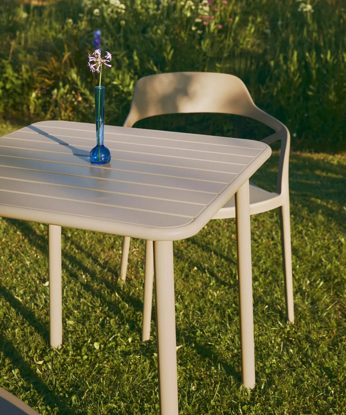 Table d'extérieur carrée en métal Brisa (70x70 cm)