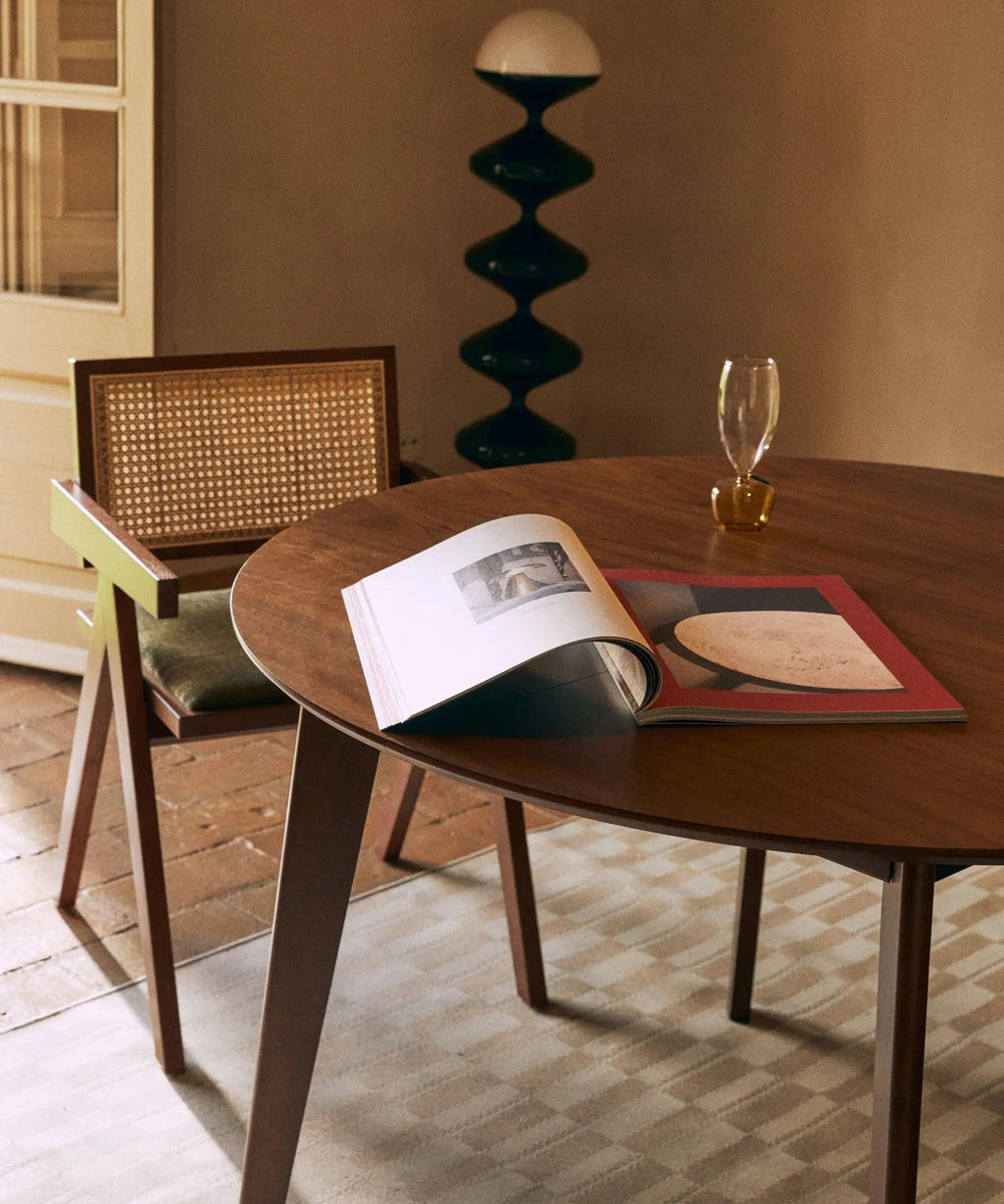 Table à manger ronde extensible en bois Gala Walnut (120–150 cm)