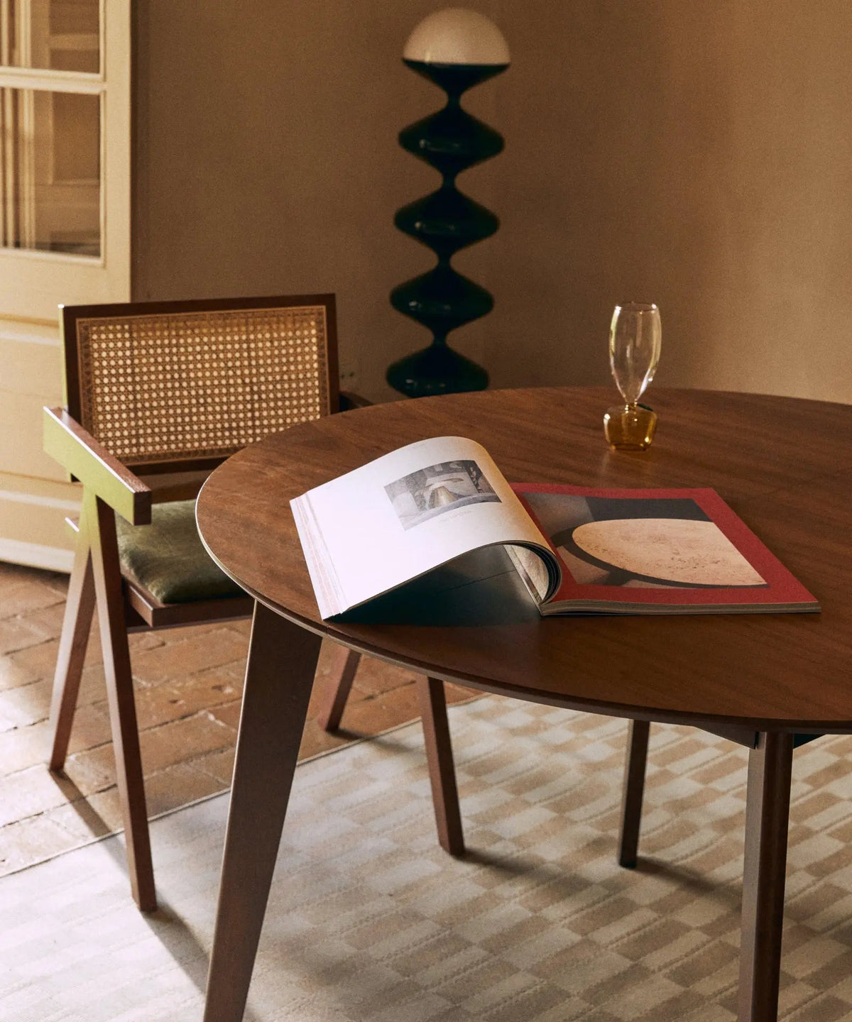 Table à manger ronde extensible en bois Gala Walnut (120–150 cm)