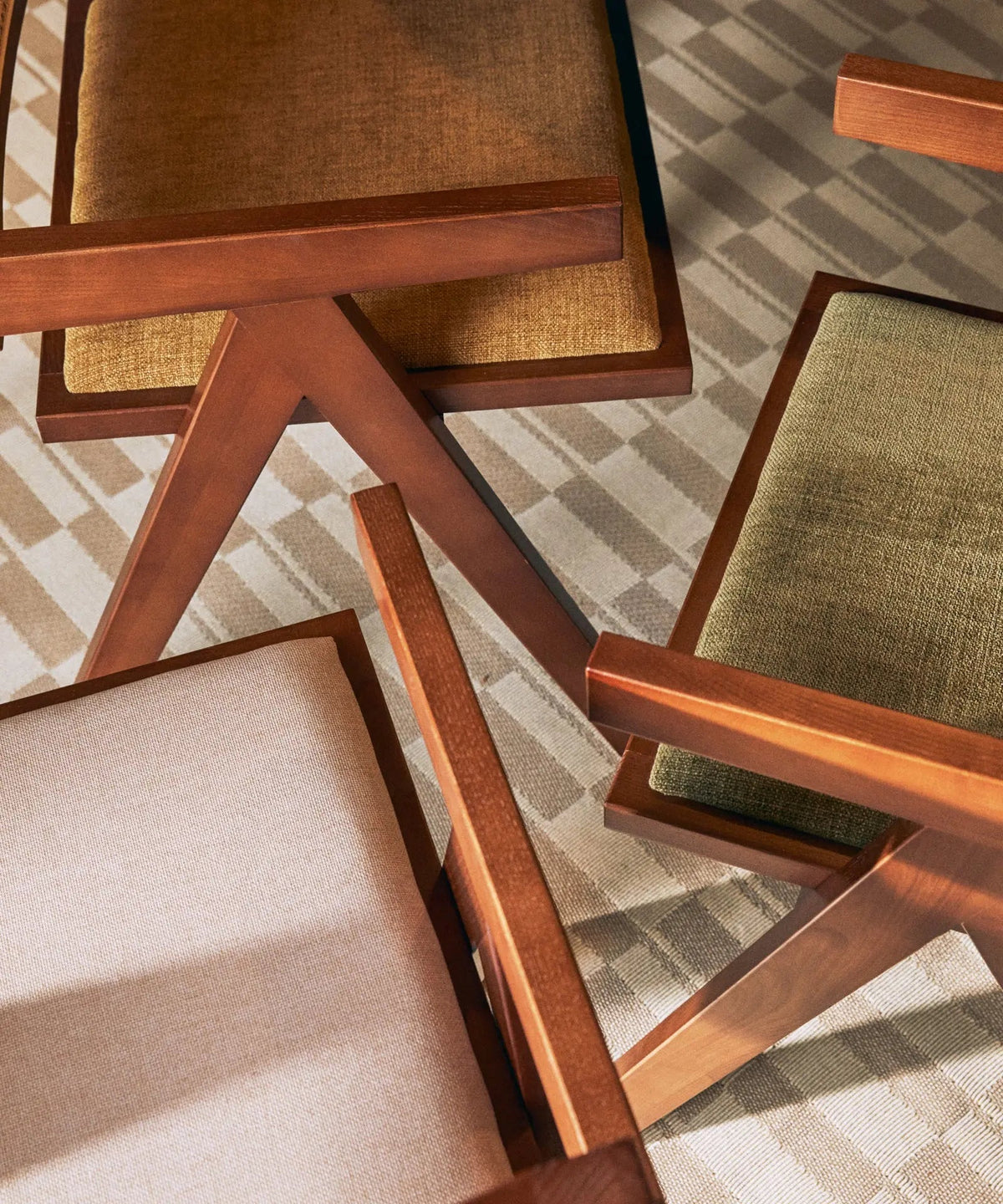 Chaise de salle à manger en bois, rotin et tissu Pauline Arms Color Edition