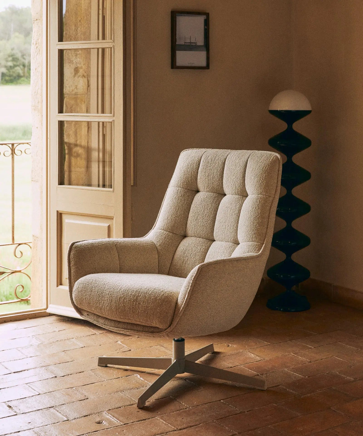 Fauteuil rotatif en tissu doux Alvar