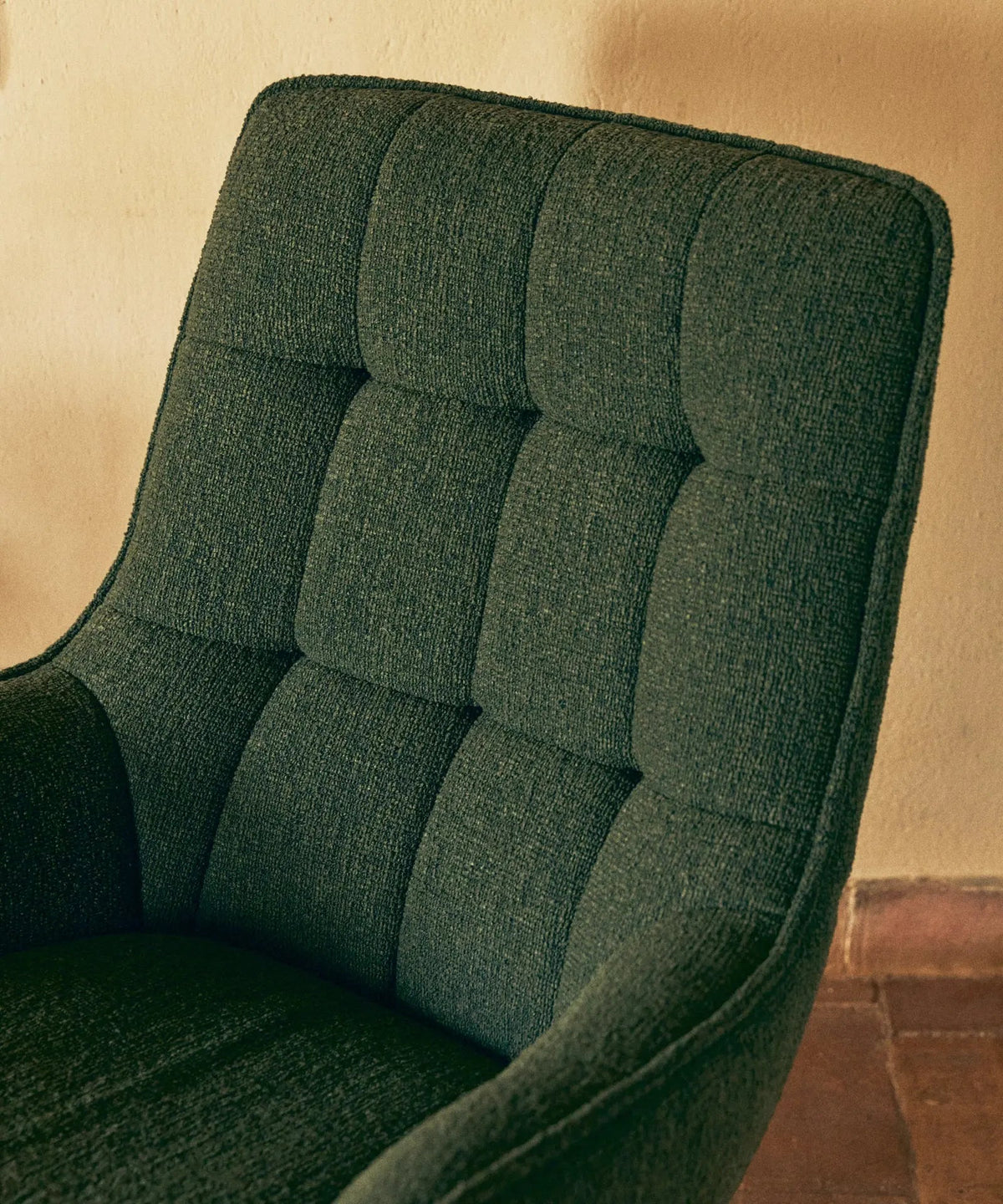 Fauteuil rotatif en tissu doux Alvar