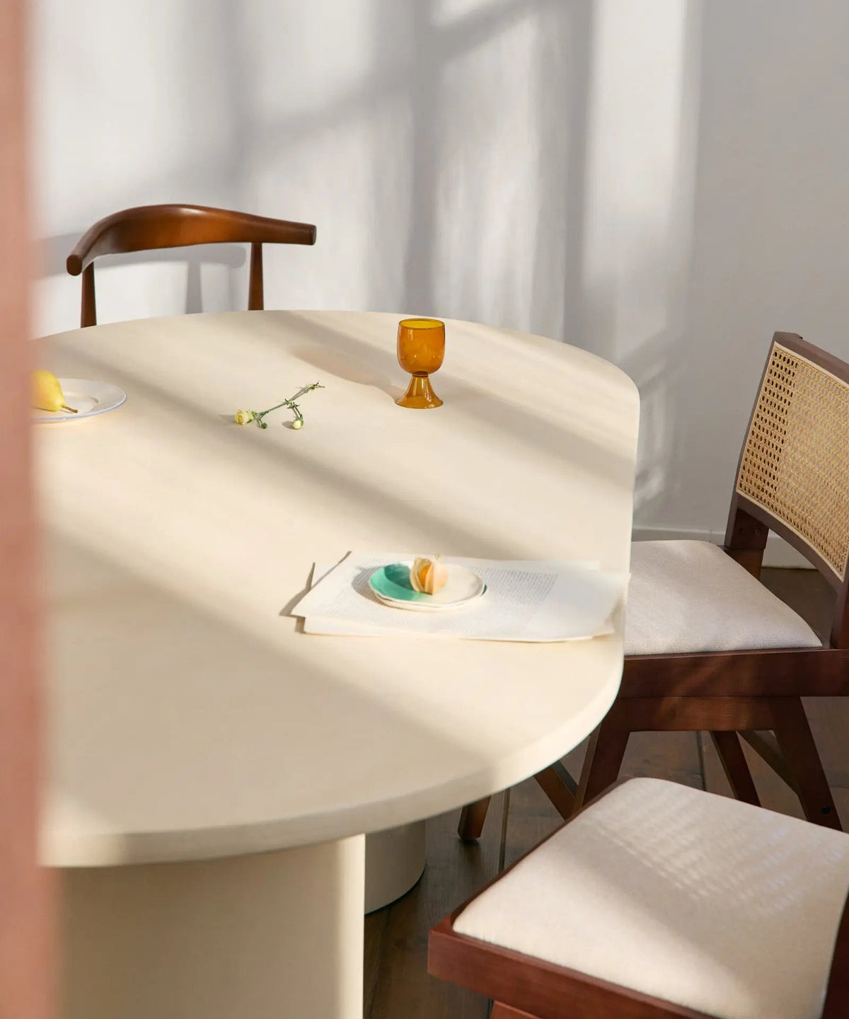 Table à manger ovale en microciment Juno (200 cm)
