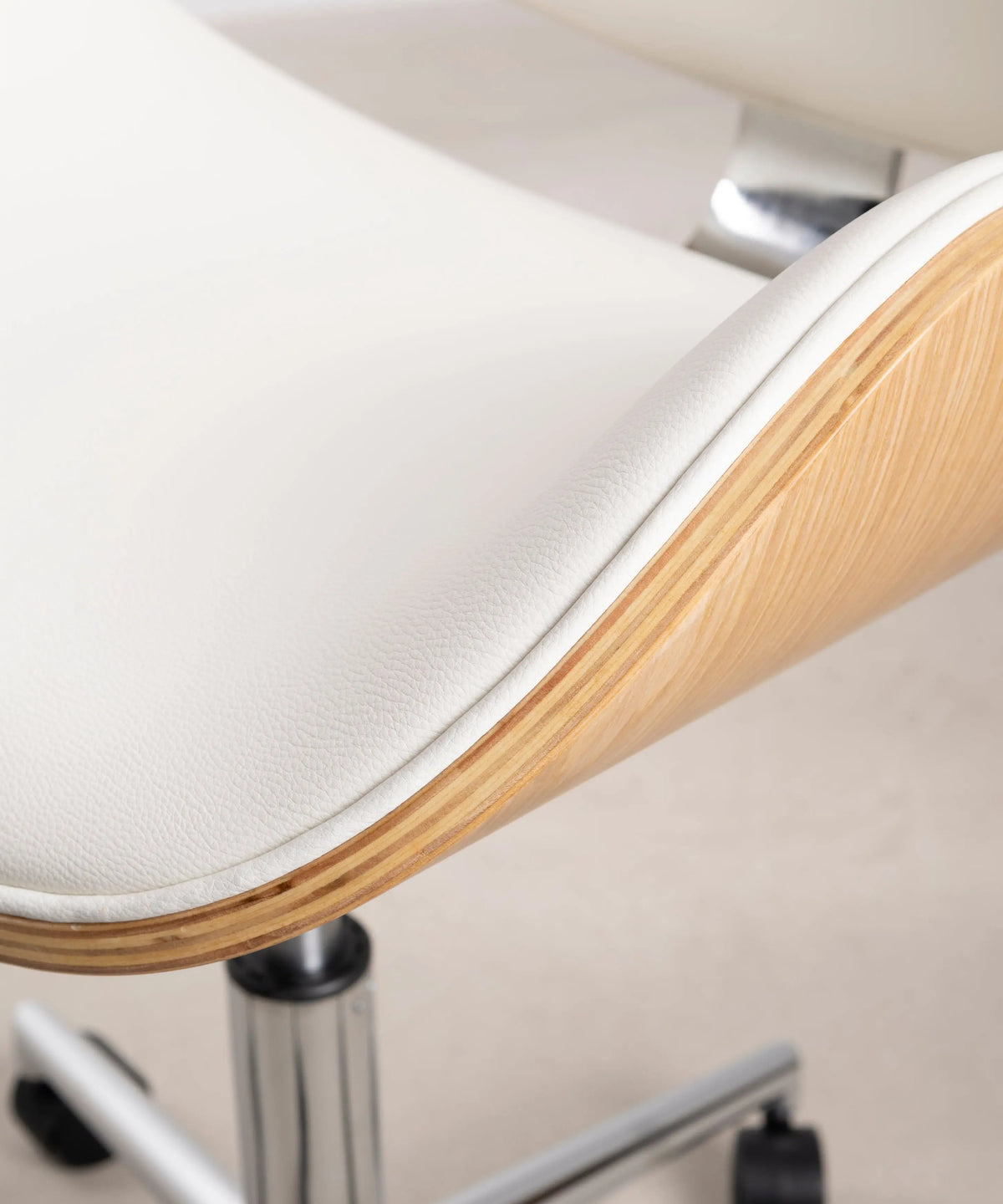Chaise de bureau en similicuir et bois Shelley