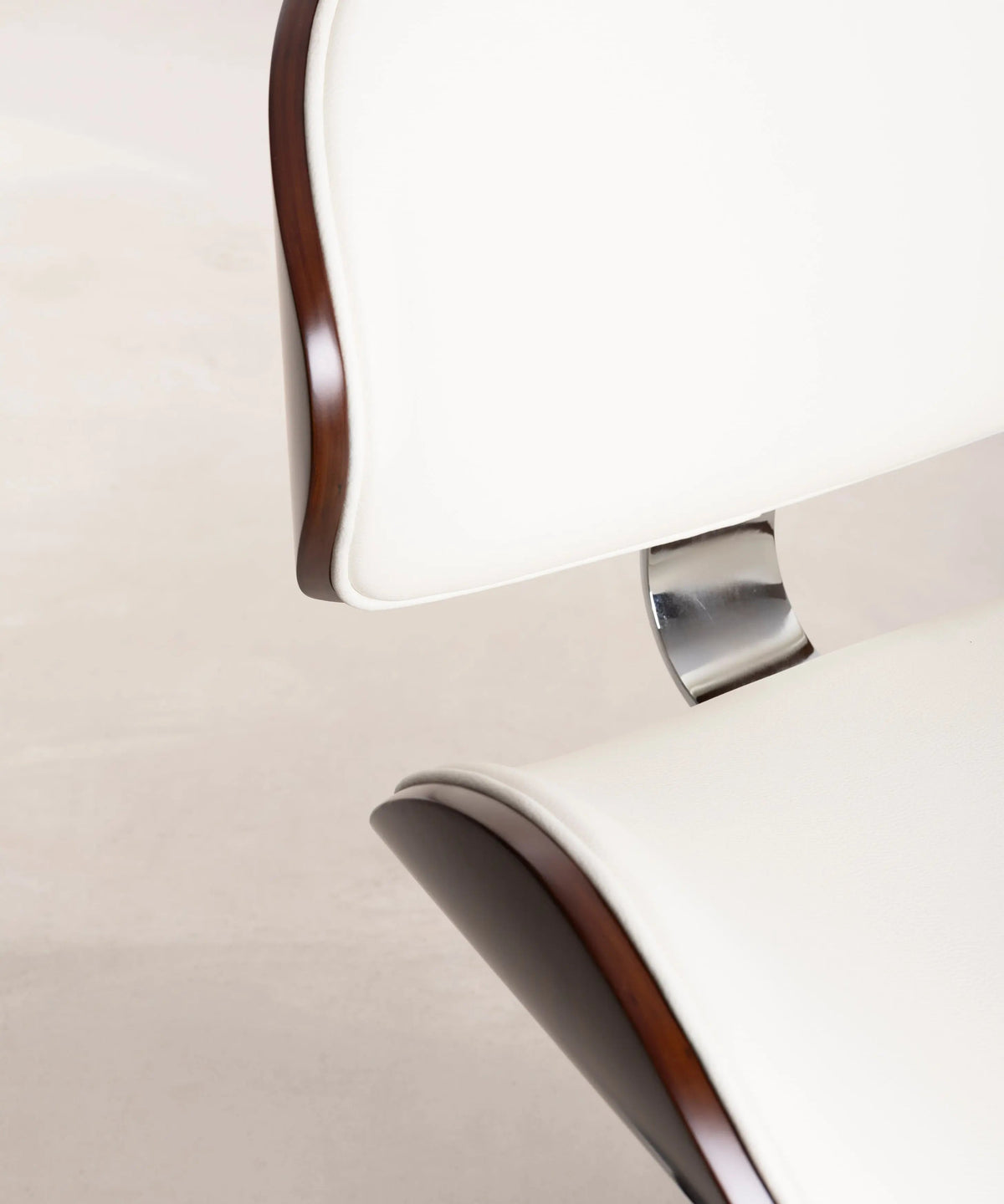 Chaise de bureau en similicuir et bois Shelley