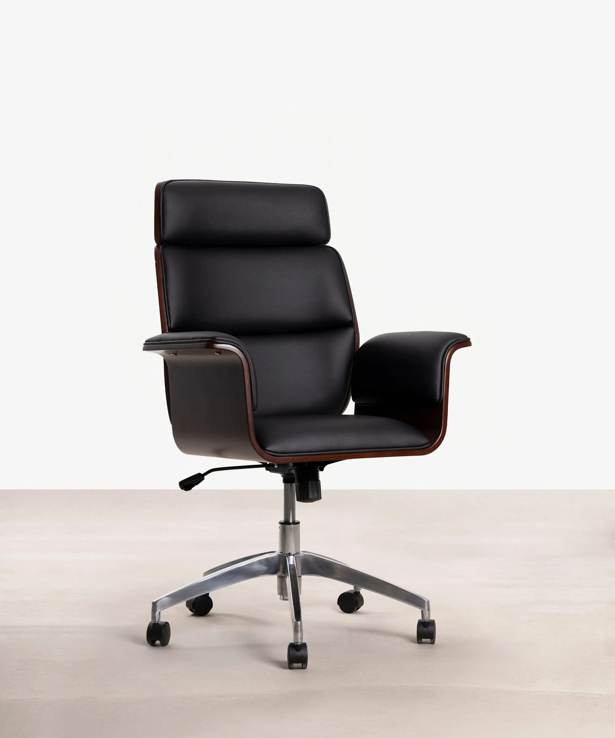 Chaise de bureau en similicuir et bois Shiro