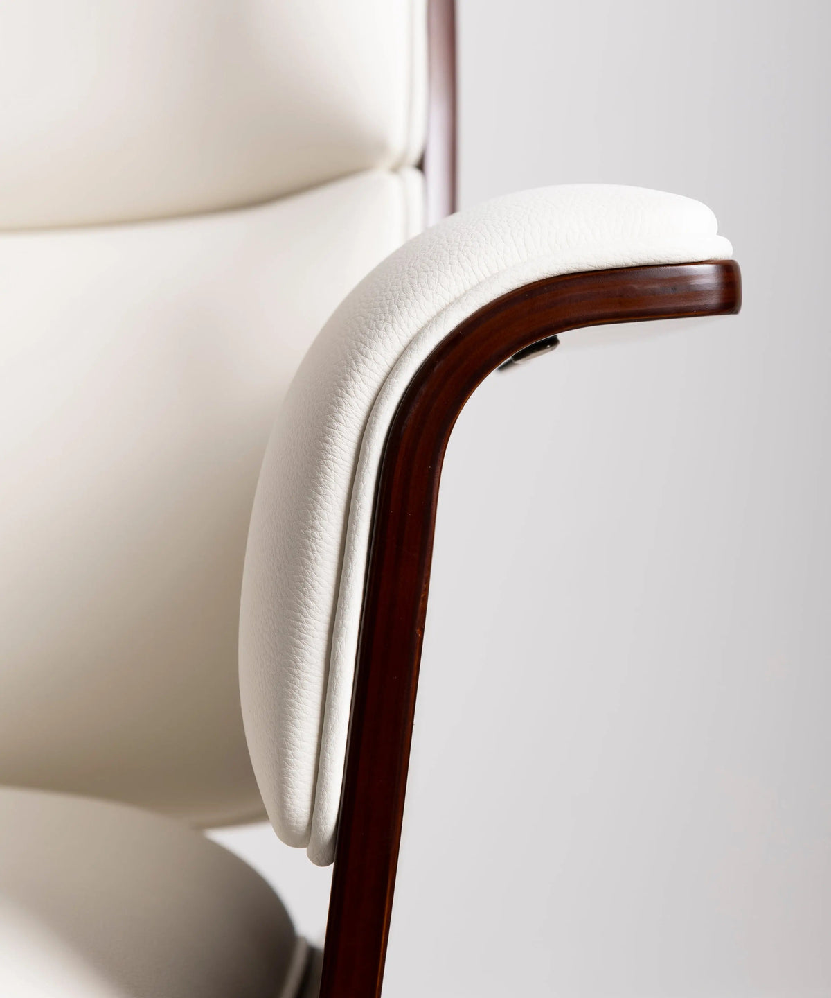Chaise de bureau en similicuir et bois Shiro