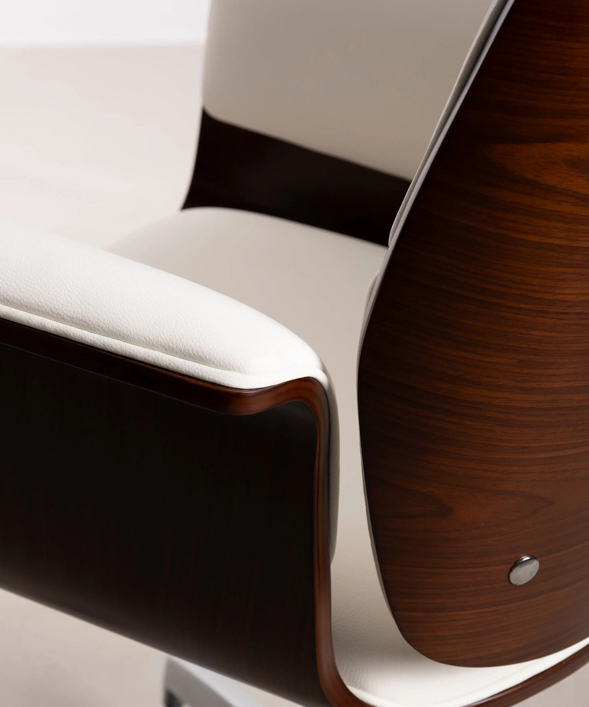 Chaise de bureau en similicuir et bois Shiro