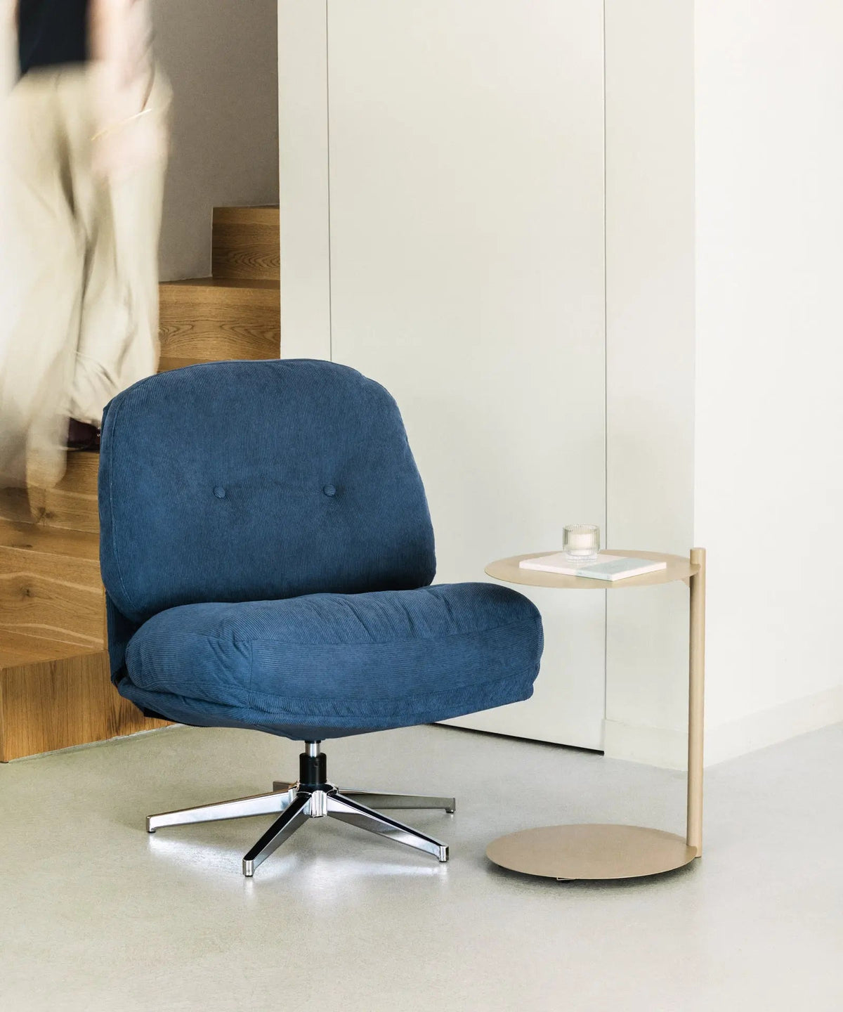 Fauteuil rotatif rembourré en velours côtelé Orbit
