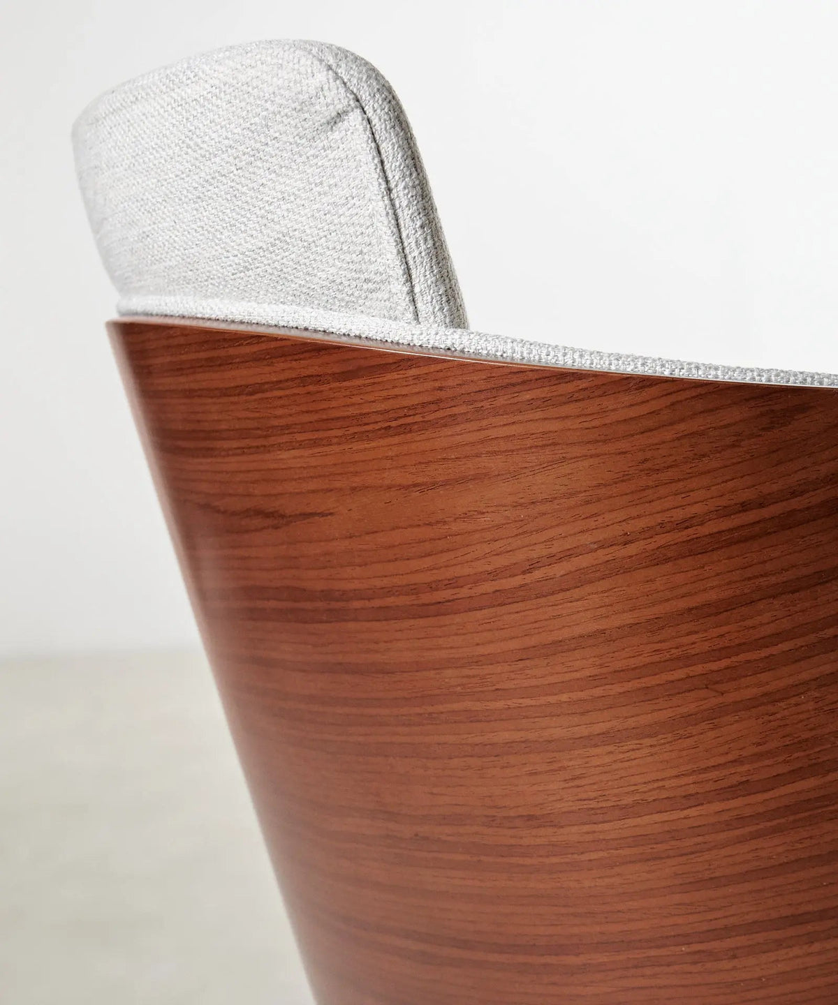 Chaise de bureau réglable en bois rembourrée Maddie