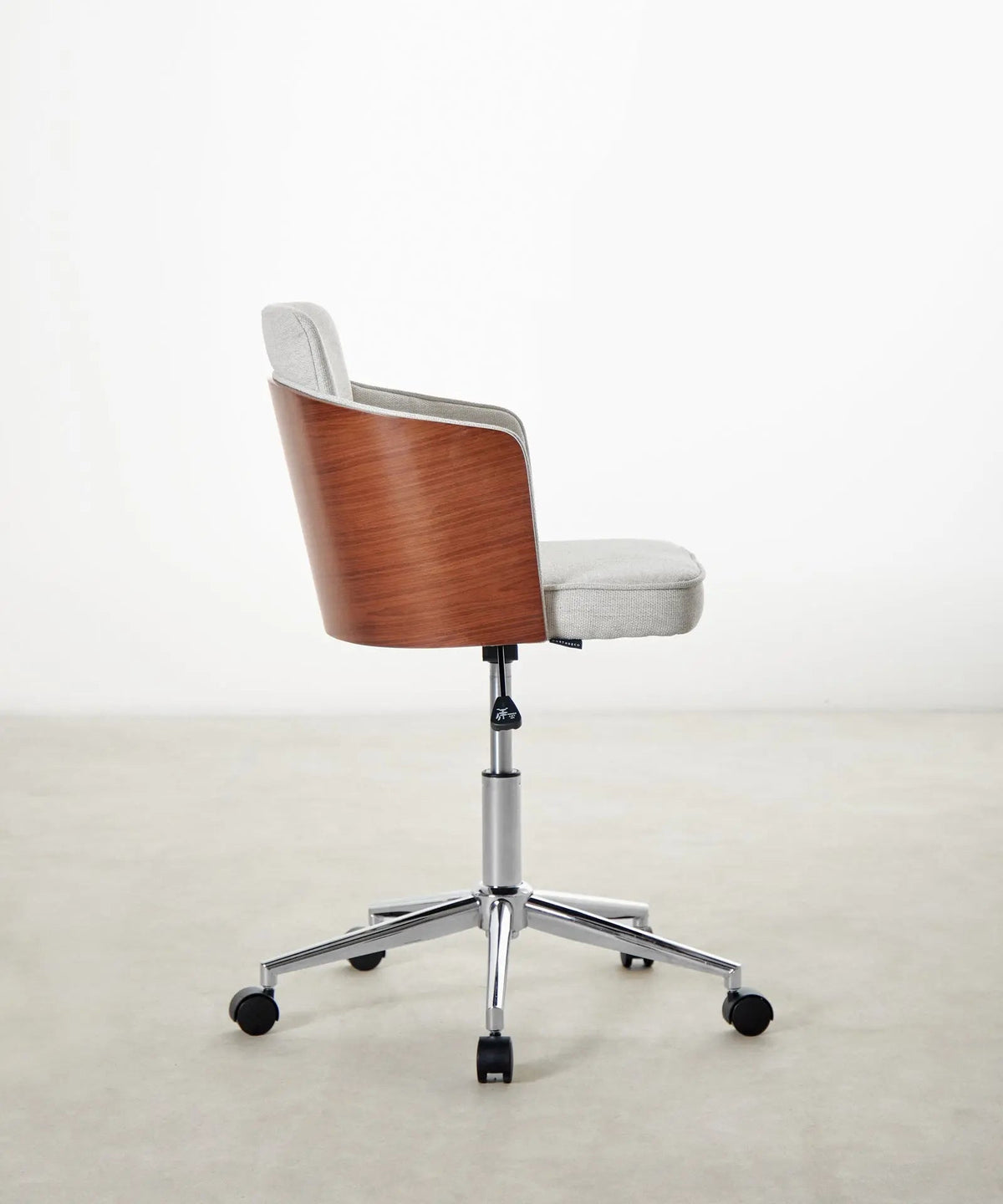 Chaise de bureau réglable en bois rembourrée Maddie