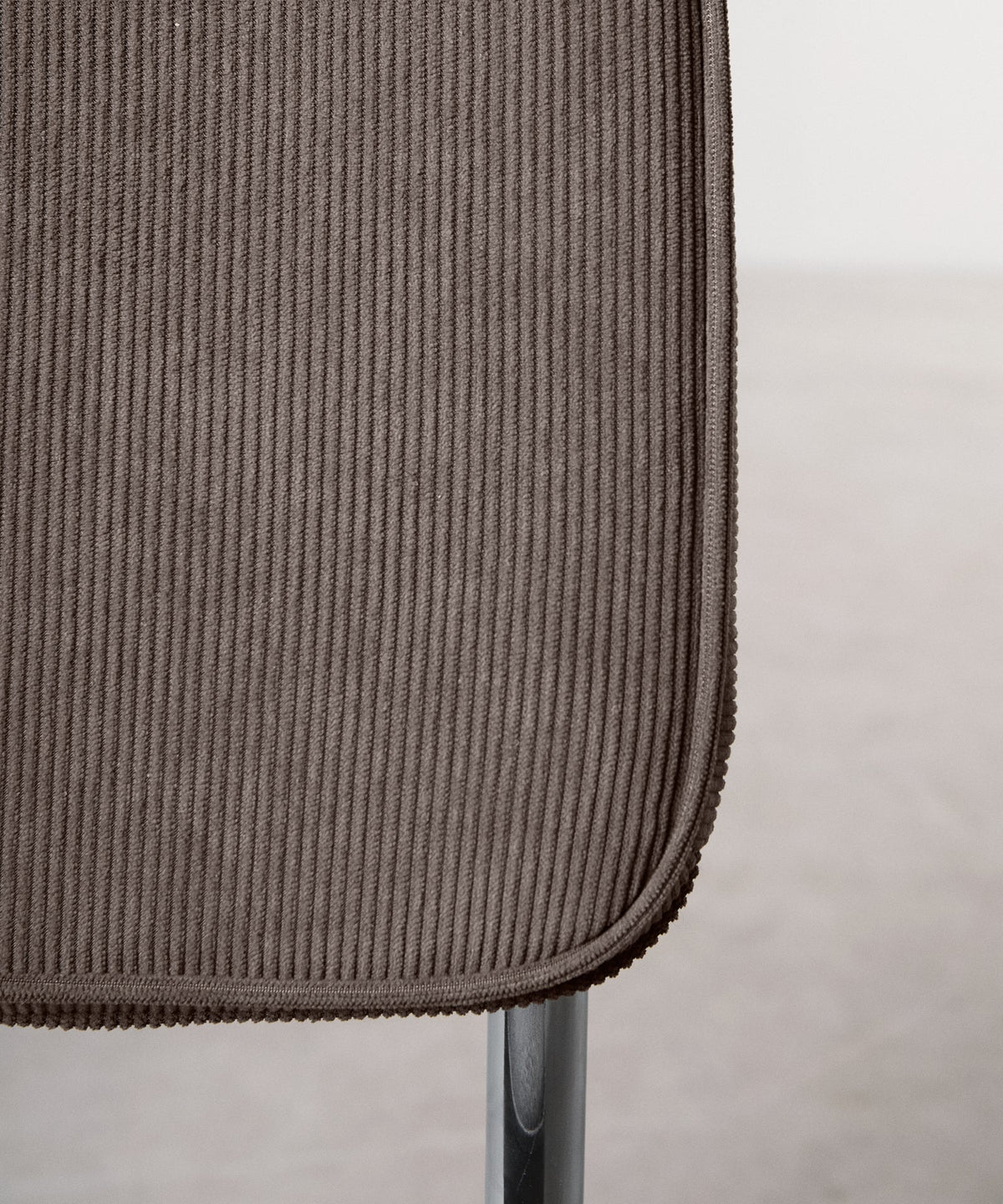 Chaise de salle à manger en tissu velours côtelé et métal Anela