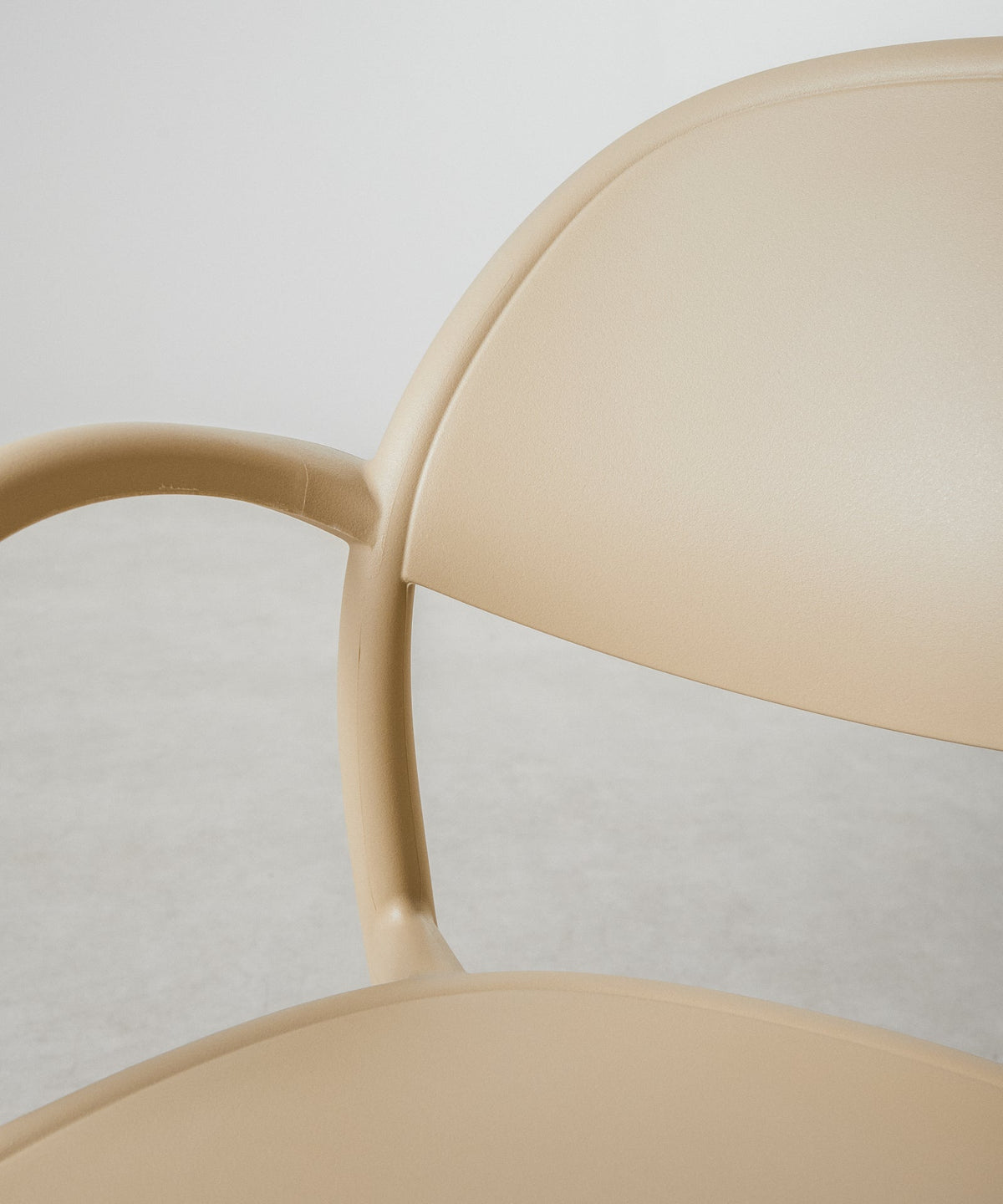 Chaise en Polypropylène avec Accoudoirs Cala
