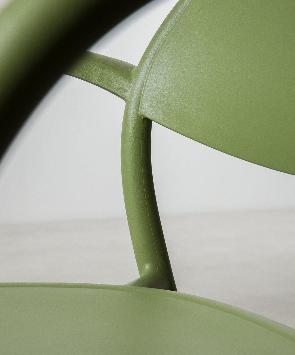 Chaise en Polypropylène avec Accoudoirs Cala