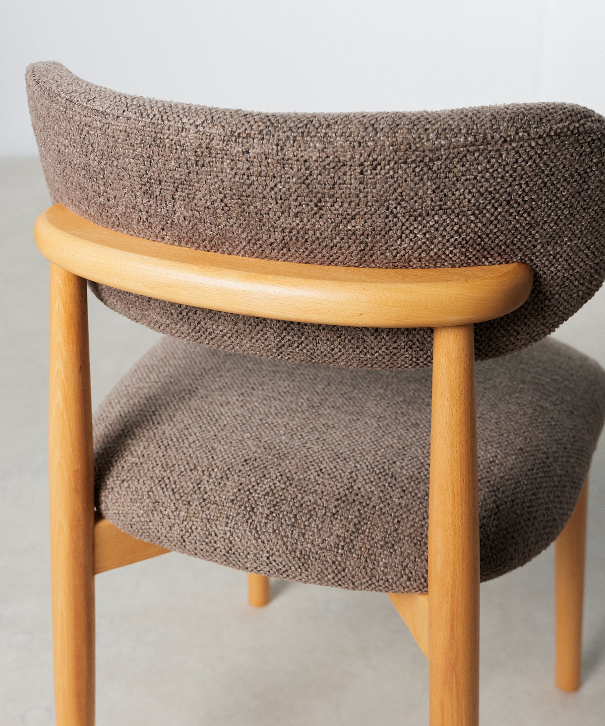 Chaise de salle à manger en bois et rembourrée Dean
