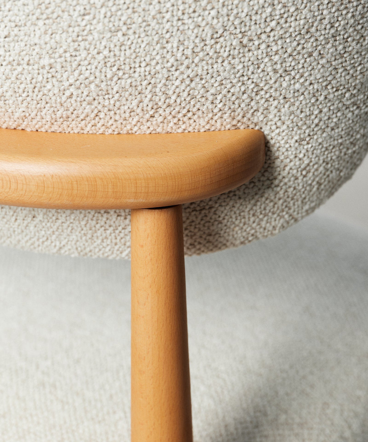 Chaise de salle à manger en bois et rembourrée Dean