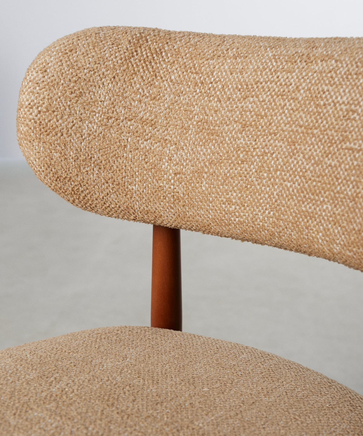 Chaise de salle à manger en bois et rembourrée Dean
