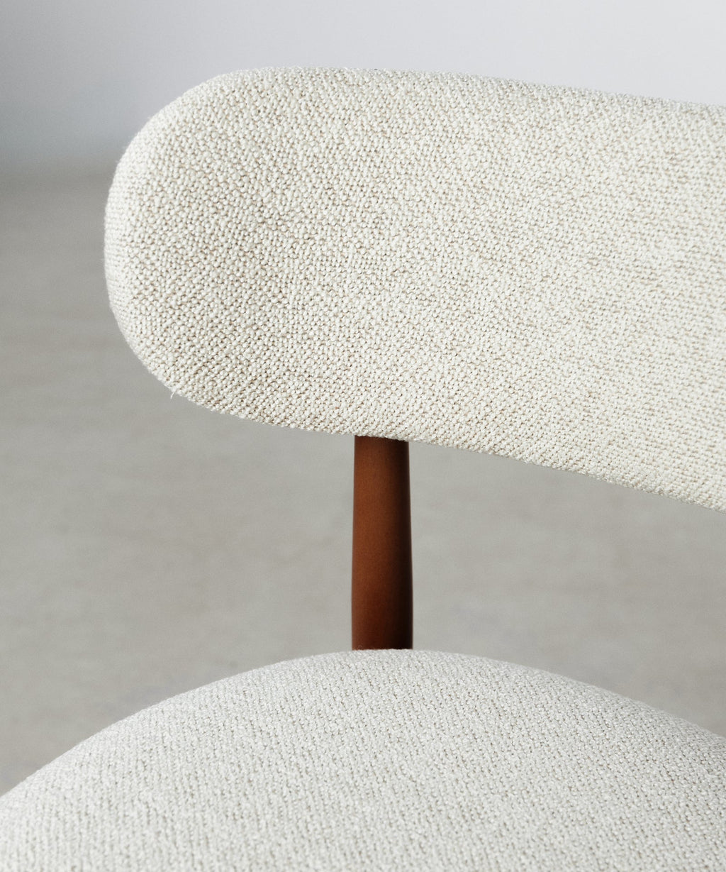 Chaise de salle à manger en bois et rembourrée Dean